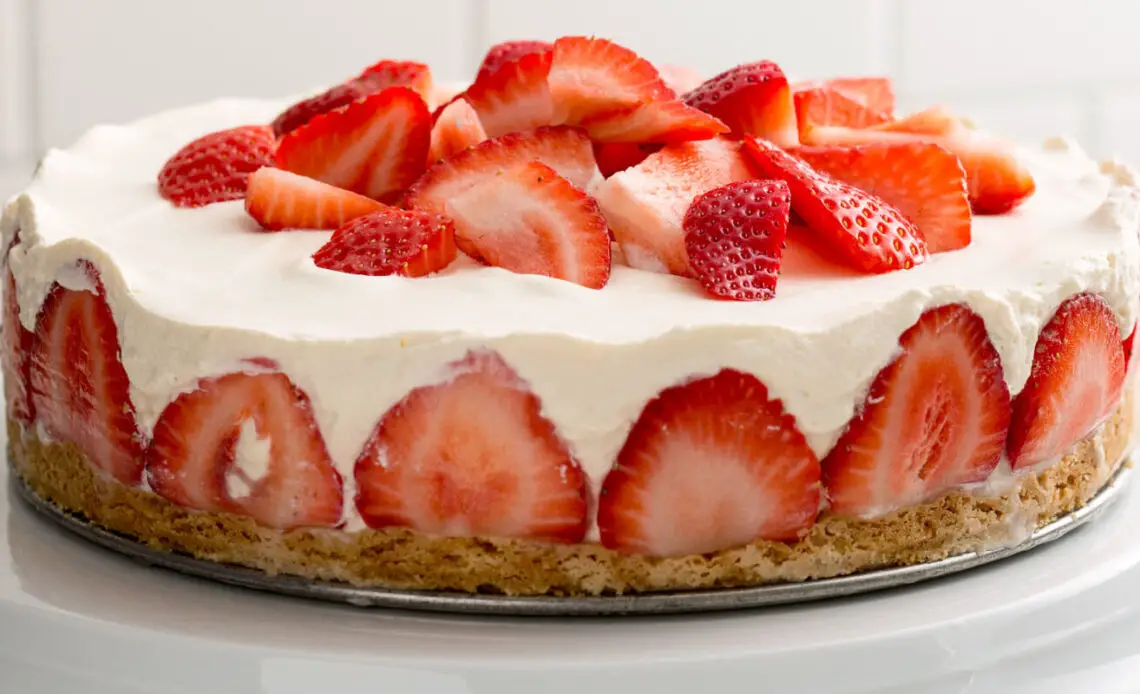 Strawberry cheesecake in 4 easy steps